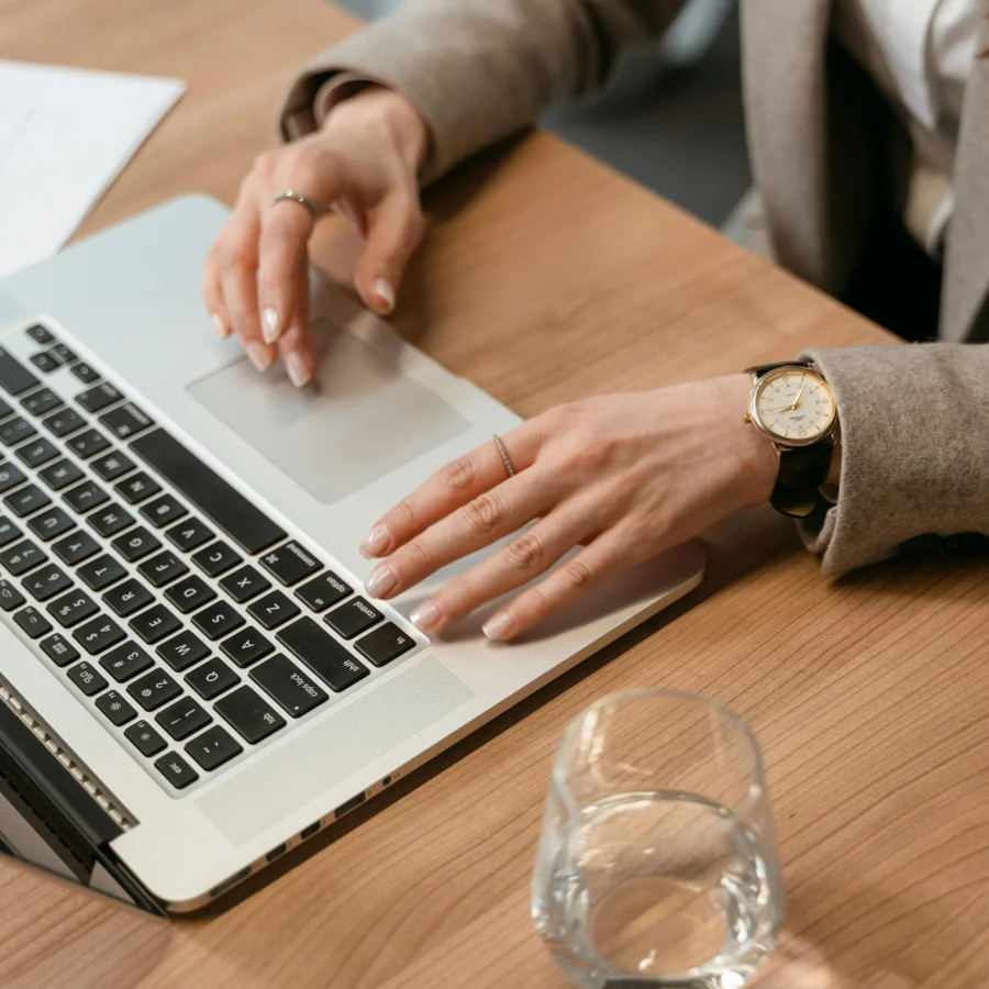 Symbolbild SEO - Frau tippt auf Laptop